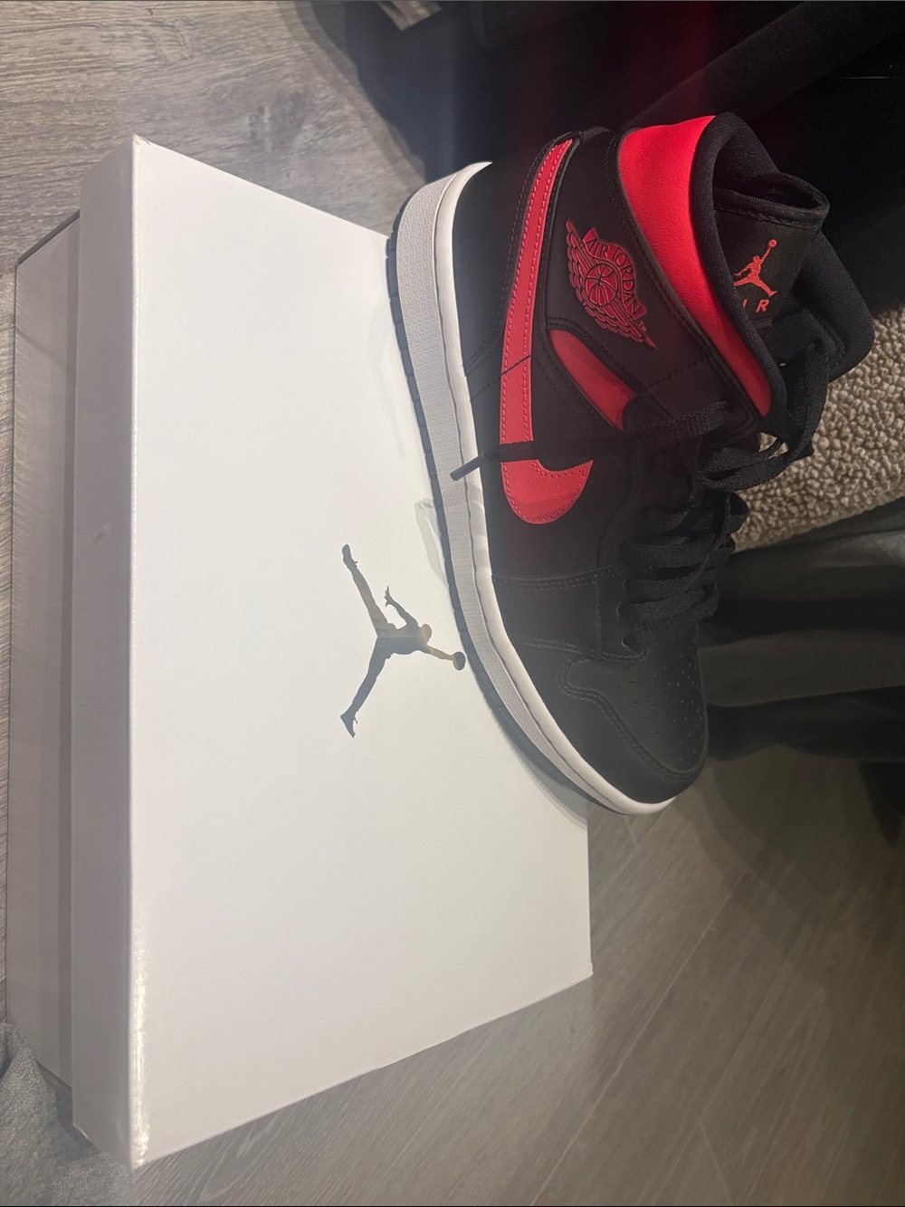 Air Jordan mid 1